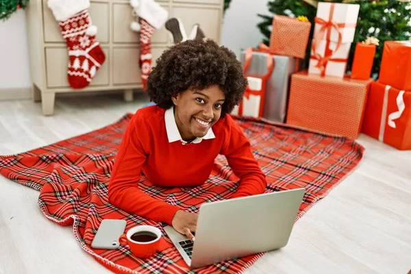 Jovem Afro Americana Usando Laptop Deitado Árvore Natal Casa — Fotografia de Stock