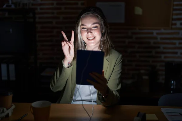 Blonde Caucasian Woman Working Office Night Smiling Happy Face Winking — Stock Photo, Image