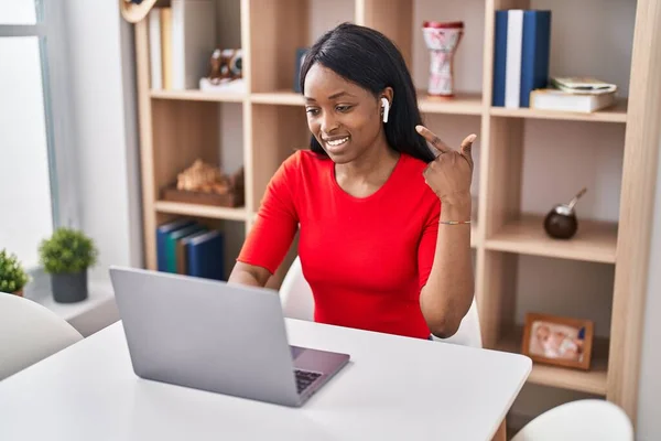African Young Woman Using Laptop Home Smiling Happy Pointing Hand — Stockfoto