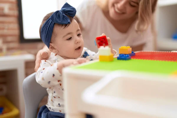 Frau Und Kleinkind Spielen Kindergarten Mit Bauklötzen Auf Tisch — Stockfoto