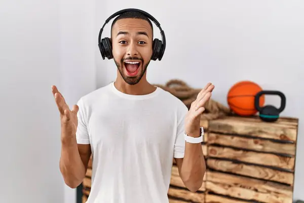 Hombre Afroamericano Escuchando Música Usando Auriculares Gimnasio Celebrando Loco Sorprendido — Foto de Stock