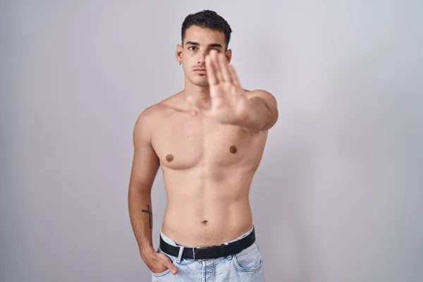 Pohledný Hispánec Který Stojí Bez Košile Přestane Zpívat Dlaní Varovný — Stock fotografie