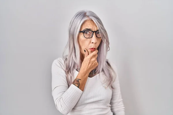 Жінка Середнього Віку Сірим Волоссям Стоїть Білому Тлі Зачарована Невірою — стокове фото