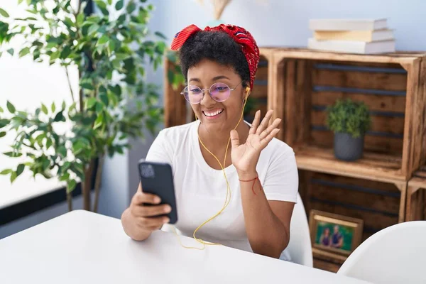Молодая Африканская Американка Делает Видеозвонок Смартфоном Выглядит Позитивно Счастливо Стоя — стоковое фото