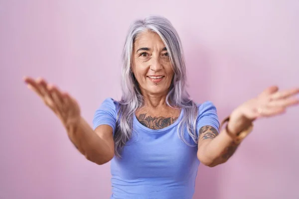 Mujer Mediana Edad Con Tatuajes Pie Sobre Fondo Rosa Sonriente — Foto de Stock