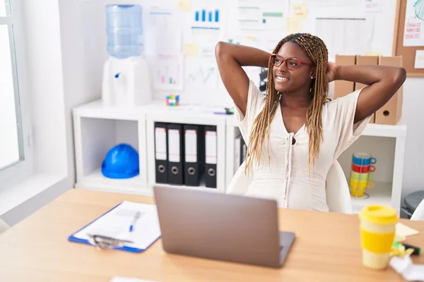 Africano Americano Mulher Trabalhador Negócios Usando Laptop Relaxado Com Mãos — Fotografia de Stock