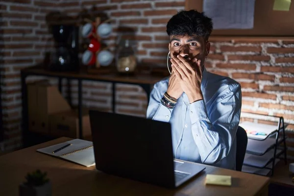 Junger Hispanischer Mann Mit Bart Der Nachts Büro Arbeitet Schockierte — Stockfoto