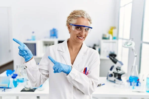 Блондинка Середнього Віку Працює Науковій Лабораторії Посміхаючись Дивлячись Камеру Спрямовану — стокове фото