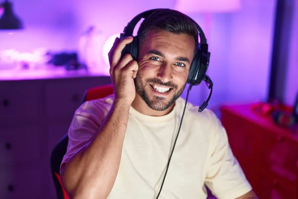 Jonge Spaanse Man Streamer Glimlachend Zelfverzekerd Zittend Tafel Speelkamer — Stockfoto