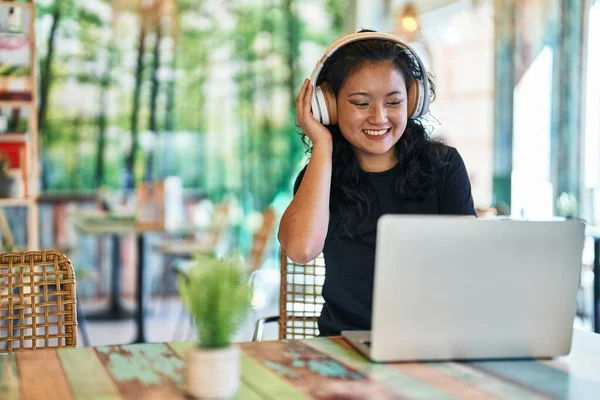 Young Chinese Woman Using Laptop Headphones Sitting Table Restaurant — Stock Fotó