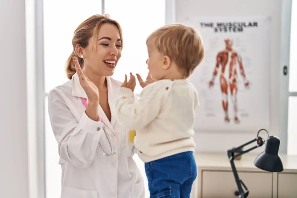 Mãe Filho Tendo Consulta Pediatra Brincando Clínica — Fotografia de Stock