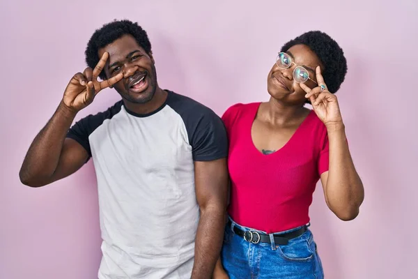 Unga Afrikanska Amerikanska Par Står Över Rosa Bakgrund Gör Fred — Stockfoto