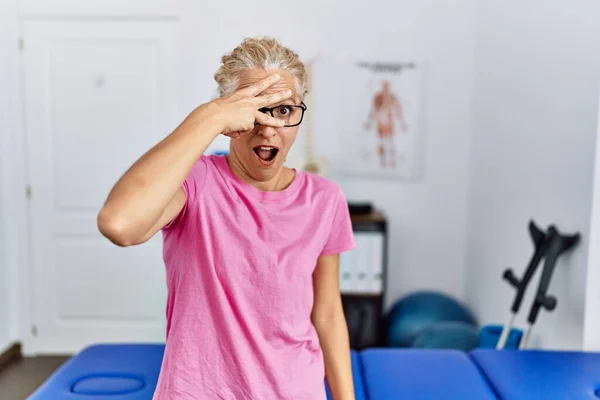 Mujer Rubia Mediana Edad Clínica Recuperación Del Dolor Espiando Shock — Foto de Stock