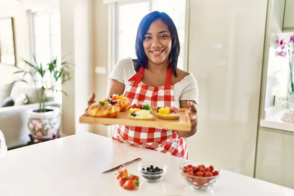 Hispanic Brunette Woman Holding Tray Pastries Fruits Kitchen — Photo