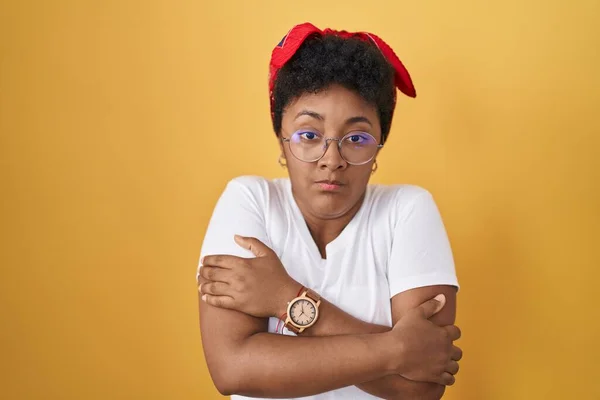 Sarı Arka Planda Dikilen Afro Amerikalı Genç Kadın Yüzünde Üzgün — Stok fotoğraf