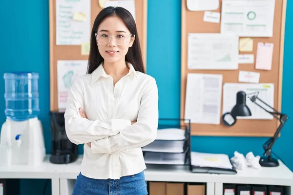 Young Chinese Woman Business Worker Smiling Confident Standing Arms Crossed — Stock Photo, Image