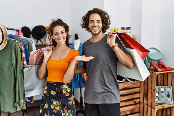 Junges Hispanisches Paar Hält Einkaufstüten Einzelhandel Und Lächelt Fröhlich Und — Stockfoto