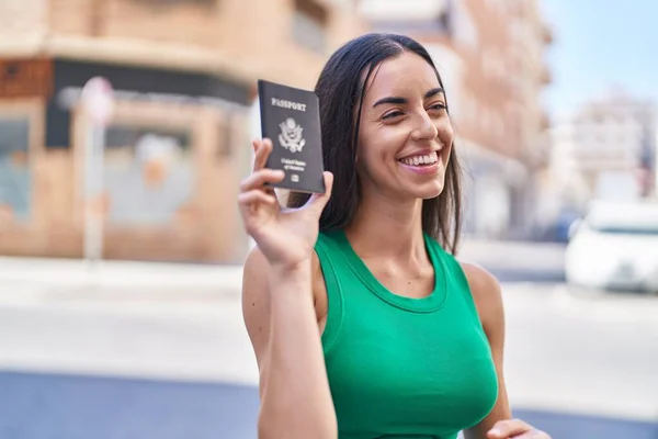 年轻美丽的惊慌失措的女人带着美国护照在街上微笑 — 图库照片