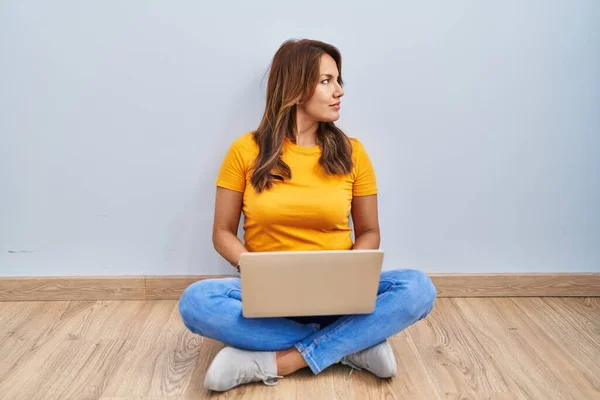 Hispanic Woman Using Laptop Sitting Floor Home Looking Side Relax —  Fotos de Stock