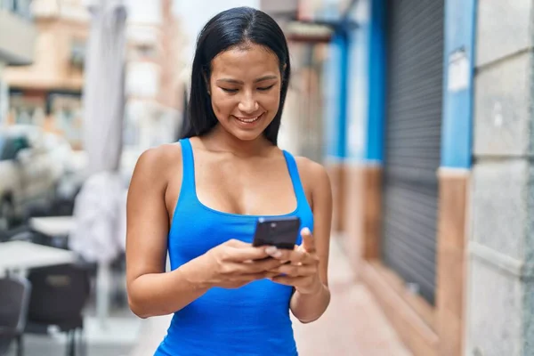 Νεαρή Όμορφη Λατινική Γυναίκα Χαμογελά Αυτοπεποίθηση Χρησιμοποιώντας Smartphone Στο Δρόμο — Φωτογραφία Αρχείου