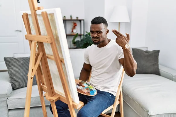 Молодой Африканский Человек Рисует Дома Холсте Стреляя Убивая Себя Указывая — стоковое фото