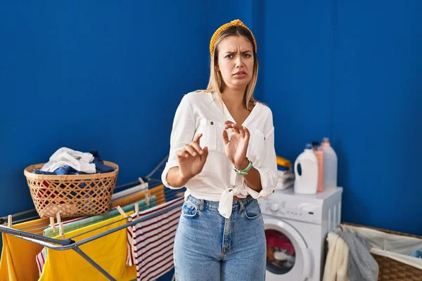 Junge Blonde Frau Der Waschküche Angewidert Ausdruck Ungehalten Und Ängstlich — Stockfoto