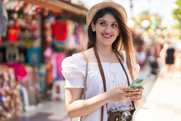 Mladá Hispánská Žena Turista Úsměv Jistý Pomocí Smartphone Ulici Trhu — Stock fotografie