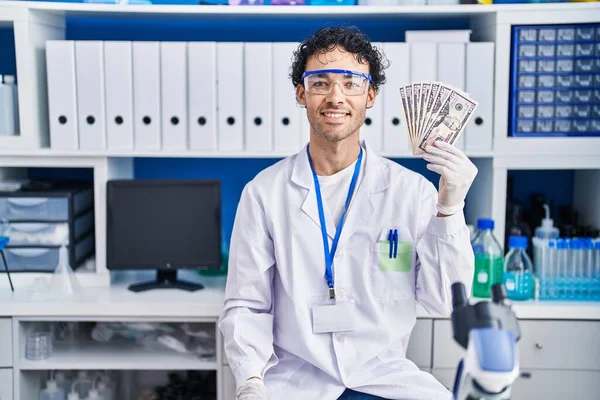 Latinamerikansk Mann Som Jobber Vitenskapslaboratoriet Med Penger Han Ser Positiv – stockfoto