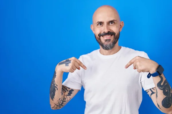Hombre Hispano Con Tatuajes Pie Sobre Fondo Azul Mirando Confiado —  Fotos de Stock