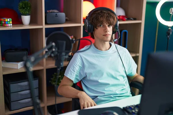 Junger Blonder Mann Spielt Videospiel Mit Computer Spielothek — Stockfoto