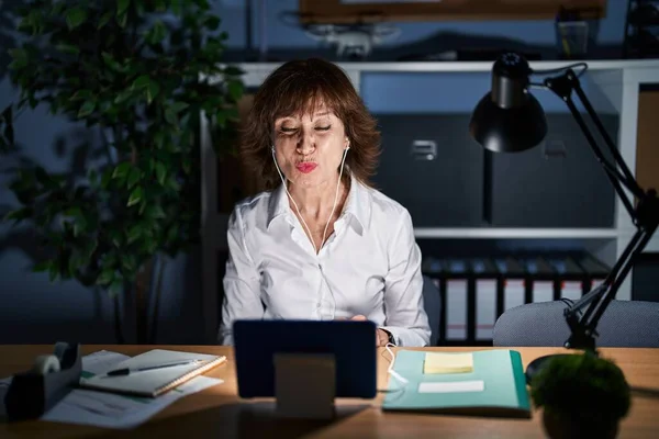 Mujer Mediana Edad Que Trabaja Oficina Por Noche Mirando Cámara —  Fotos de Stock