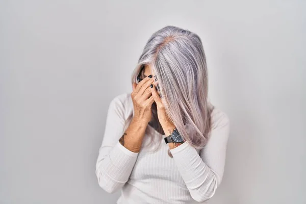 Kobieta Średnim Wieku Siwymi Włosami Stojąca Białym Tle Smutną Miną — Zdjęcie stockowe