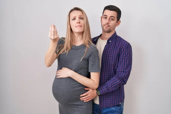 Jong Paar Verwacht Een Baby Staan Witte Achtergrond Doen Italiaans — Stockfoto