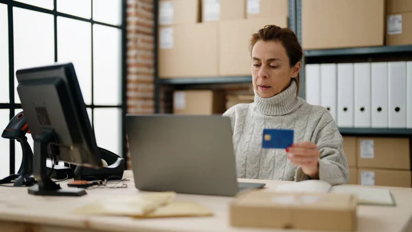 Mulher Hispânica Meia Idade Commerce Trabalhador Negócios Usando Laptop Cartão — Fotografia de Stock