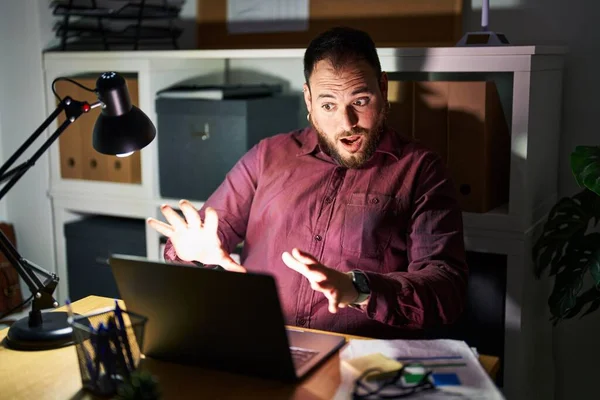 Size Hispanic Man Beard Working Office Night Afraid Terrified Fear — Foto Stock