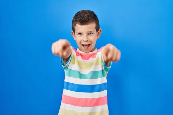 Jong Kaukasisch Kind Staande Blauwe Achtergrond Wijzend Naar Camera Met — Stockfoto