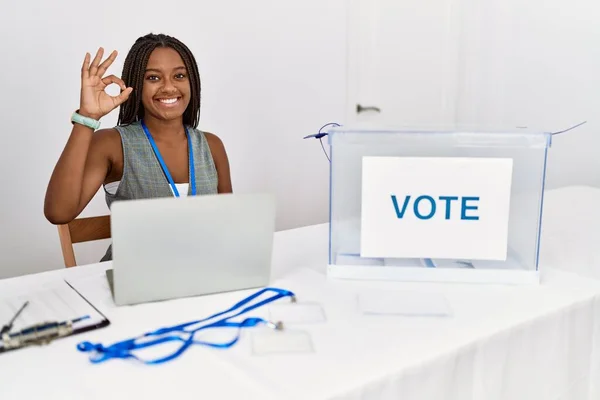 Νεαρή Αφροαμερικάνα Που Εργάζεται Στις Πολιτικές Εκλογές Κάθεται Ψηφοδέλτιο Χαμογελώντας — Φωτογραφία Αρχείου