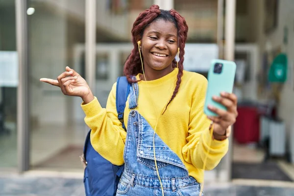 Mulher Africana Fazendo Videochamada Com Smartphone Sorrindo Feliz Apontando Com — Fotografia de Stock