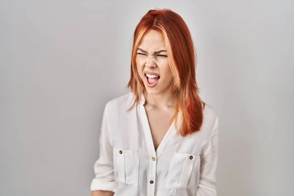 Young Caucasian Woman Standing Isolated Background Angry Mad Screaming Frustrated — Stock Fotó