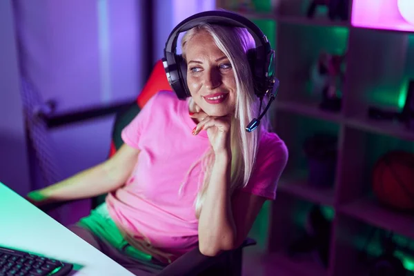 Young Blonde Woman Streamer Smiling Confident Using Computer Gaming Room — Stockfoto