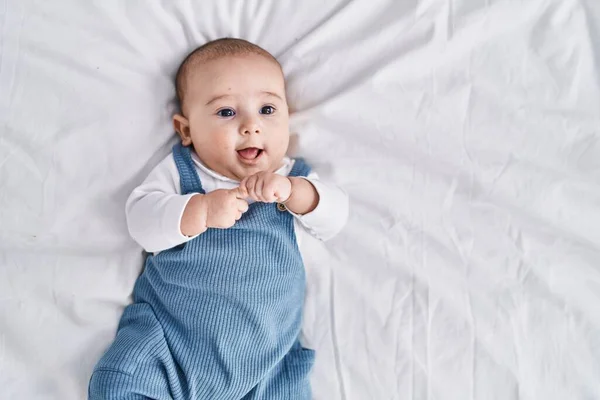 Bedårande Baby Leende Säker Liggande Sängen Sovrummet — Stockfoto