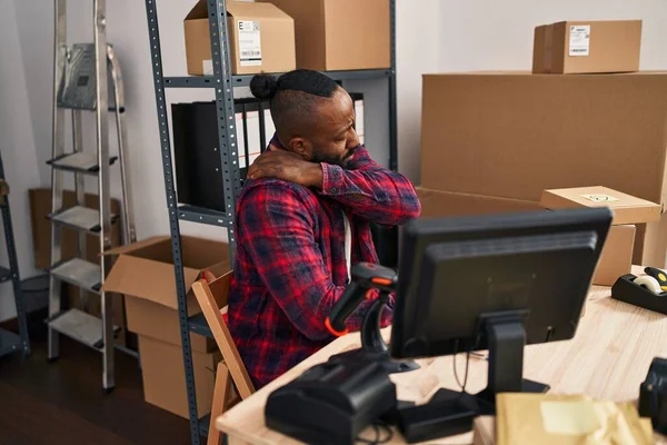 Молодой Африканский Американец Бизнесмен Электронной Коммерции Страдает Боли Спине Офисе — стоковое фото