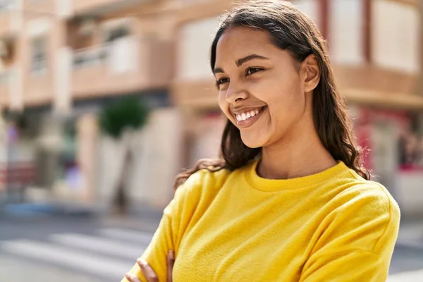 Joven Mujer Afroamericana Sonriendo Confiada Pie Con Los Brazos Cruzados —  Fotos de Stock
