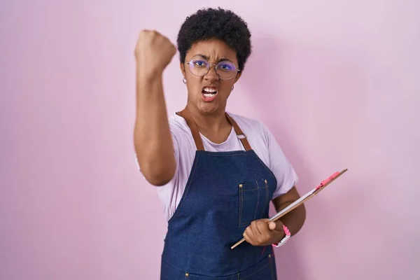 Genç Afro Amerikan Kadın Profesyonel Garson Önlüğü Giyiyor Elinde Kızgın — Stok fotoğraf
