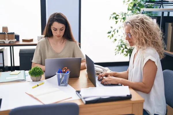 Two Women Business Workers Using Laptop Working Office — Fotografia de Stock