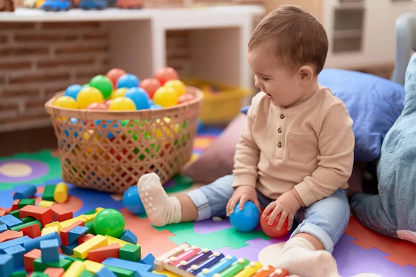 Liebenswertes Kleinkind Spielt Kindergarten Mit Bällen Auf Dem Boden — Stockfoto