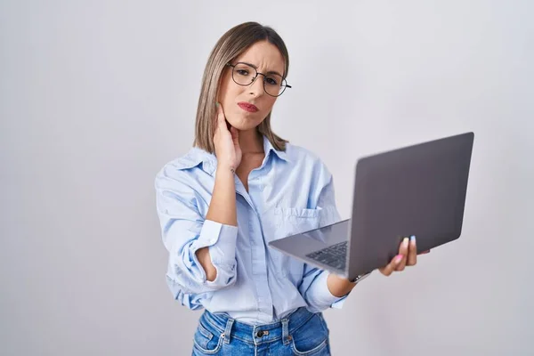 Młoda Kobieta Pracująca Laptopem Komputerowym Dotykająca Ust Ręką Bolesnym Wyrazem — Zdjęcie stockowe