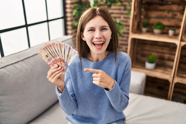 Jong Brunette Vrouw Holding Colombian Pesos Glimlachen Gelukkig Wijzend Met — Stockfoto
