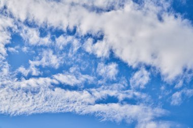 Güneşli bir günde bulutlu güzel mavi gökyüzü