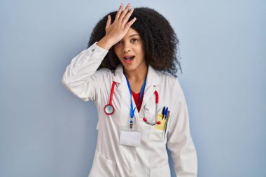 Doktor üniforması giyen genç Afro-Amerikan kadın ve steteskop yanlışlıkla kafa kafaya verildiğinde şaşırdılar. Hatayı hatırlayın. Unuttum, kötü hafıza kavramı. 